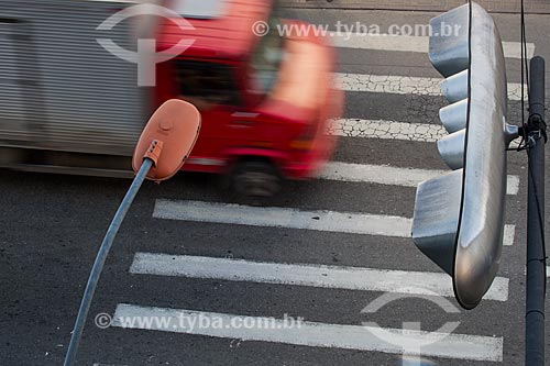  Caminhão passando sobre faixa de pedestres  - Duque de Caxias - Rio de Janeiro (RJ) - Brasil