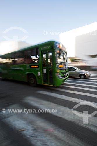  Ônibus passando sobre a faixa de pedestre e ao fundo Biblioteca Municipal Governador Leonel de Moura Brizola - Centro Cultural Oscar Niemeyer  - Duque de Caxias - Rio de Janeiro (RJ) - Brasil