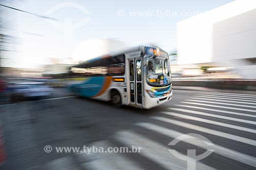  Ônibus passando sobre a faixa de pedestre e ao fundo Biblioteca Municipal Governador Leonel de Moura Brizola - Centro Cultural Oscar Niemeyer  - Duque de Caxias - Rio de Janeiro (RJ) - Brasil