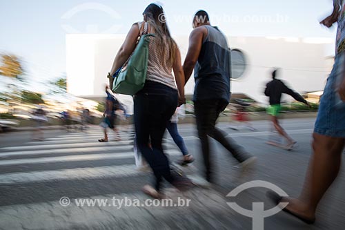  Pessoas passando sobre a faixa de pedestre e ao fundo Biblioteca Municipal Governador Leonel de Moura Brizola - Centro Cultural Oscar Niemeyer  - Duque de Caxias - Rio de Janeiro (RJ) - Brasil
