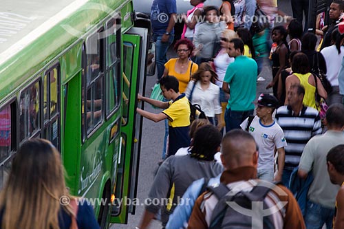  Homem embarcando no ônibus na Rua Almirante Tamandaré   - Duque de Caxias - Rio de Janeiro (RJ) - Brasil