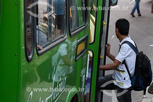  Homem embarcando no ônibus na Rua Almirante Tamandaré   - Duque de Caxias - Rio de Janeiro (RJ) - Brasil