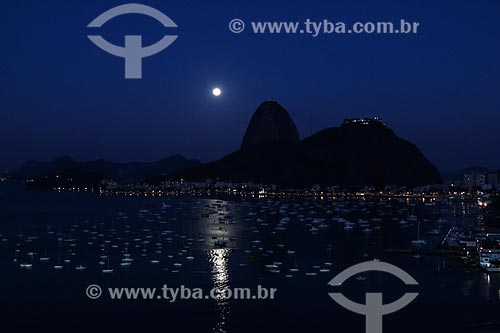  Vista da Enseada de Botafogo à noite com o Pão de Açúcar ao fundo  - Rio de Janeiro - Rio de Janeiro (RJ) - Brasil