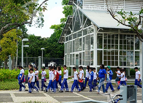  Crianças no Parque Ambiental Mangal das Garças com o Armazém do Tempo ao fundo  - Belém - Pará (PA) - Brasil