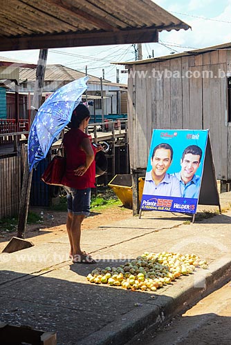  Mulher próximo à propaganda eleitoral  - Itaituba - Pará (PA) - Brasil