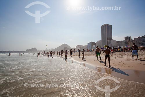  Pessoas jogando futebol na orla da Praia do Leme  - Rio de Janeiro - Rio de Janeiro (RJ) - Brasil