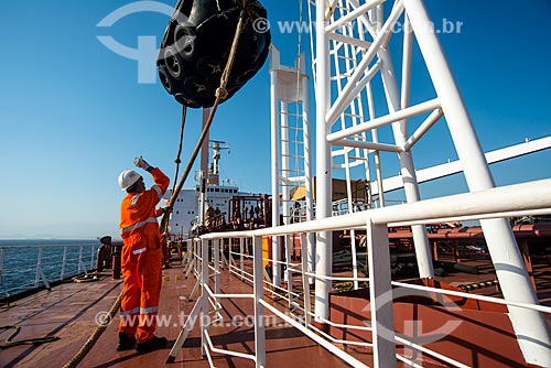  Contra-mestre Damião cuidando da amarração das defensas em navio petroleiro  - Rio de Janeiro - Rio de Janeiro (RJ) - Brasil