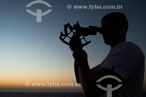  Oficial de náutica Fabricio fazendo navegação pelas estrelas utilizando sextante  - São Paulo - São Paulo (SP) - Brasil