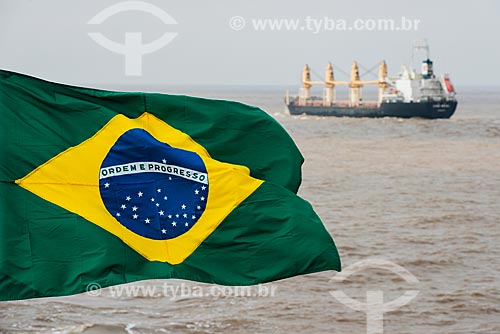  Bandeira brasileira de navio mercante e navio graneleiro no canal de Mar del Plata  - Mar Del Plata - Buenos Aires - Argentina