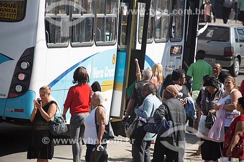  Passageiros em ponto de ônibus na Rua José Haddad  - Belford Roxo - Rio de Janeiro (RJ) - Brasil