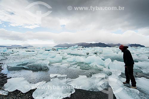  Turista no lago do Glaciar Jökulsárlón no Parque Nacional Vatnajökull  - Austurland - Islândia