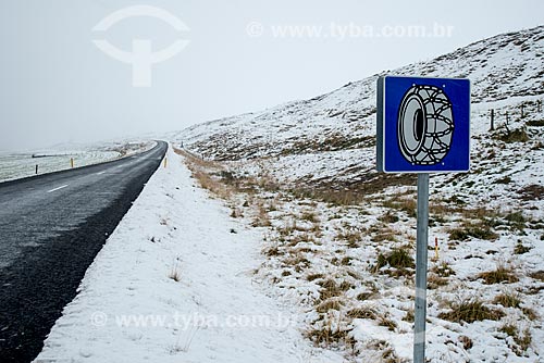  Placa na Ring road - principal estrada da Islândia - indicando o uso de correntes nos pneus  - Northeastern Region - Islândia