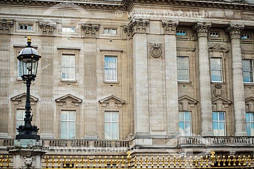  Detalhe da fachada do Palácio de Buckingham (1703) - residência oficial da monarquia do Reino Unido  - Londres - Grande Londres - Inglaterra