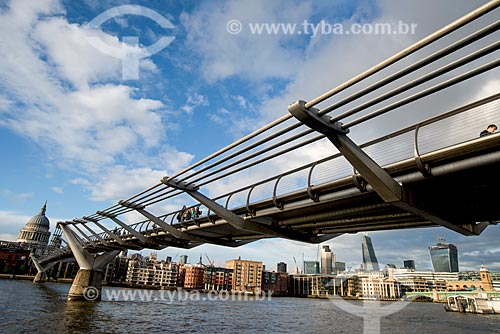  Vista da Millennium Bridge (Ponte do Milênio) sobre o Rio Tâmisa com a St Paul Cathedral (Catedral de São Paulo, o Apóstolo) ao fundo  - Londres - Grande Londres - Inglaterra