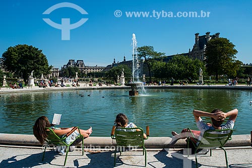  Pessoas tomando banho de sol no Jardin des Tuileries (Jardins das Tulherias)  - Paris - Paris - França