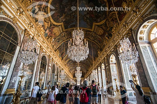  Interior da Galeria dos Espelhos no Château de Versailles (Palácio de Versalhes) - residência oficial da monarquia da Francesa entre os anos de 1682 a 1789  - Versalhes - Yvelines - França