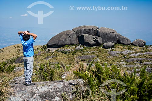  Homem no cume do Morro do Açu com as formações rochosas conhecida com Castelos do Açu ao fundo  - Petrópolis - Rio de Janeiro (RJ) - Brasil
