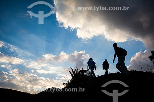  Homens na trilha do mirante conhecido como Portais de Hércules para o Morro do Açu no Parque Nacional da Serra dos Órgãos  - Petrópolis - Rio de Janeiro (RJ) - Brasil