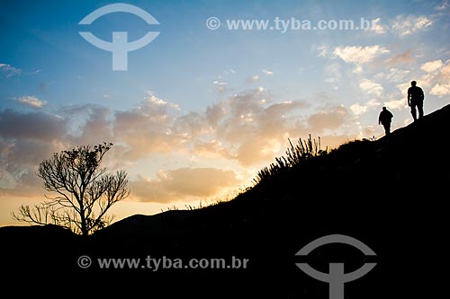  Homens na trilha do mirante conhecido como Portais de Hércules para o Morro do Açu no Parque Nacional da Serra dos Órgãos  - Petrópolis - Rio de Janeiro (RJ) - Brasil