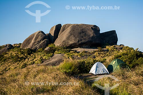  Área de camping no cume do Morro do Açu com as formações rochosas conhecida com Castelos do Açu ao fundo  - Petrópolis - Rio de Janeiro (RJ) - Brasil