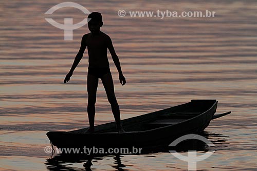  Criança ribeirinha em uma canoa no Rio Maués-Açu  - Maués - Amazonas (AM) - Brasil