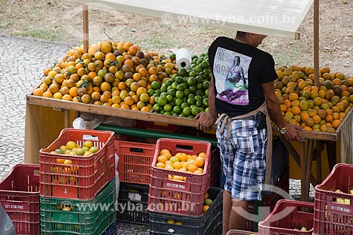  Frutas à venda na feira de alimentos orgânicos da Praça Luís de Camões  - Rio de Janeiro - Rio de Janeiro (RJ) - Brasil