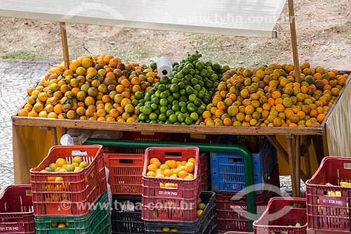  Frutas à venda na feira de alimentos orgânicos da Praça Luís de Camões  - Rio de Janeiro - Rio de Janeiro (RJ) - Brasil