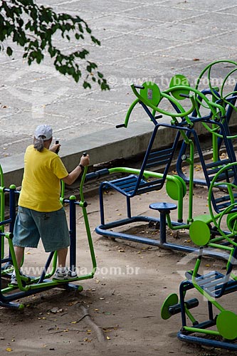  Homem utilizando aparelho da Academia da Terceira Idade da Praça Luís de Camões  - Rio de Janeiro - Rio de Janeiro (RJ) - Brasil