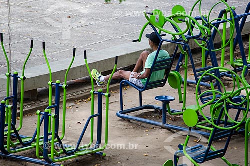  Homem utilizando aparelho da Academia da Terceira Idade da Praça Luís de Camões  - Rio de Janeiro - Rio de Janeiro (RJ) - Brasil