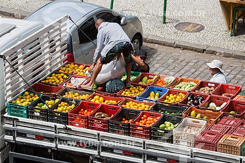  Homens carregando frutas e legumes na carroceria de caminhão após a feira de alimentos orgânicos da Praça Luís de Camões  - Rio de Janeiro - Rio de Janeiro (RJ) - Brasil
