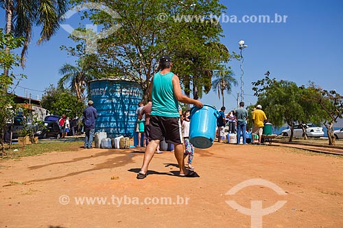  Fila para pegar água no reservatório instalado na praça pela Prefeitura durante a crise de abastecimento no Sistema Cantareira  - Itu - São Paulo (SP) - Brasil