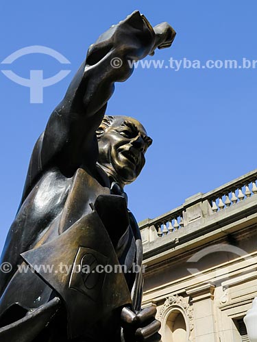  Detalhe da estátua de Leonel Brizola  - Porto Alegre - Rio Grande do Sul (RS) - Brasil
