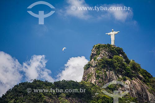  Parapente com Cristo Redentor vistos a partir do bairro de Laranjeiras  - Rio de Janeiro - Rio de Janeiro (RJ) - Brasil