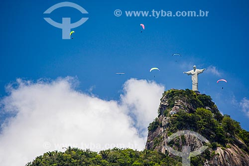  Parapentes com Cristo Redentor vistos a partir do bairro de Laranjeiras  - Rio de Janeiro - Rio de Janeiro (RJ) - Brasil