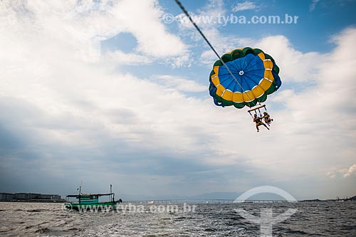  Casal praticando parasail na Baía de Guanabara  - Rio de Janeiro - Rio de Janeiro (RJ) - Brasil