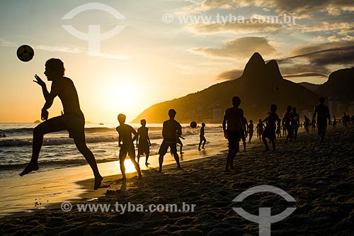  Pessoas jogando futebol na orla da Praia de Ipanema com Morro Dois Irmãos ao fundo  - Rio de Janeiro - Rio de Janeiro (RJ) - Brasil