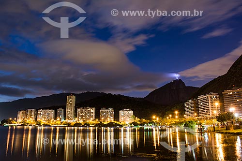  Lagoa Rodrigo de Freitas à noite com o Cristo Redentor ao fundo  - Rio de Janeiro - Rio de Janeiro (RJ) - Brasil