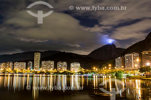  Lagoa Rodrigo de Freitas à noite com o Cristo Redentor ao fundo  - Rio de Janeiro - Rio de Janeiro (RJ) - Brasil