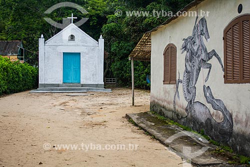  Desenho de São Jorge na Praia Grande de Palmas com a Igreja de São Benedito ao fundo  - Angra dos Reis - Rio de Janeiro (RJ) - Brasil