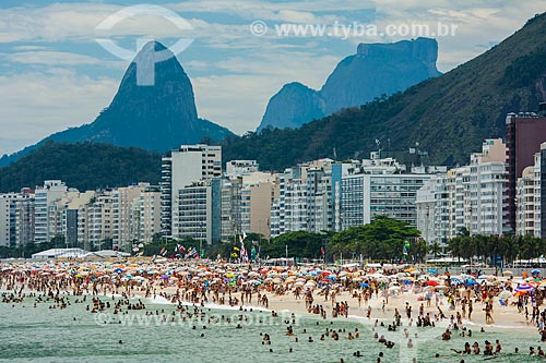  Banhistas na Praia do Leme com o Morro Dois Irmãos e a Pedra da Gávea ao fundo
  - Rio de Janeiro - Rio de Janeiro (RJ) - Brasil