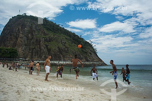  Pessoas jogando futebol na orla da Praia do Leme com a Área de Proteção Ambiental do Morro do Leme ao fundo  - Rio de Janeiro - Rio de Janeiro (RJ) - Brasil
