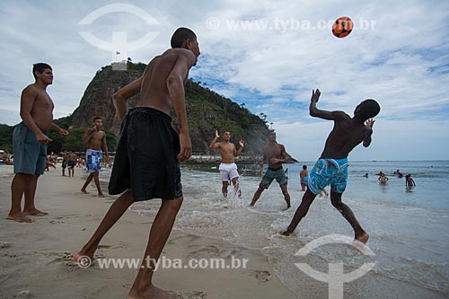  Pessoas jogando futebol na orla da Praia do Leme com a Área de Proteção Ambiental do Morro do Leme ao fundo  - Rio de Janeiro - Rio de Janeiro (RJ) - Brasil