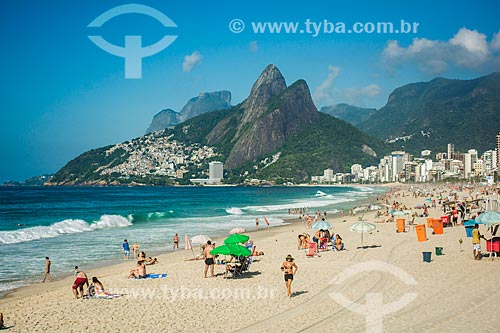  Banhistas na Praia de Ipanema com o Morro Dois Irmãos e a Pedra da Gávea ao fundo  - Rio de Janeiro - Rio de Janeiro (RJ) - Brasil