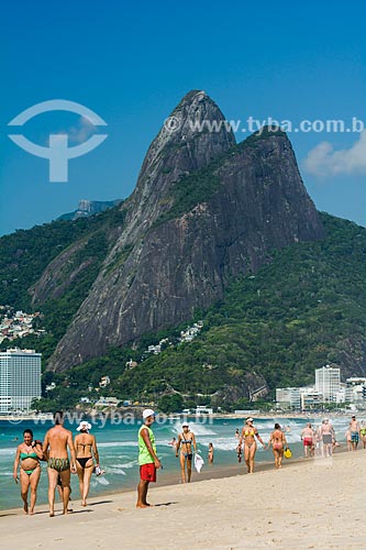  Banhistas na Praia de Ipanema com o Morro Dois Irmãos ao fundo  - Rio de Janeiro - Rio de Janeiro (RJ) - Brasil