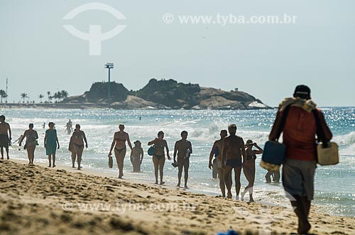  Banhistas na Praia de Ipanema com a Praia do Arpoador ao fundo  - Rio de Janeiro - Rio de Janeiro (RJ) - Brasil