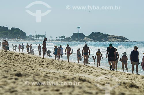  Banhistas na Praia de Ipanema com a Praia do Arpoador ao fundo  - Rio de Janeiro - Rio de Janeiro (RJ) - Brasil