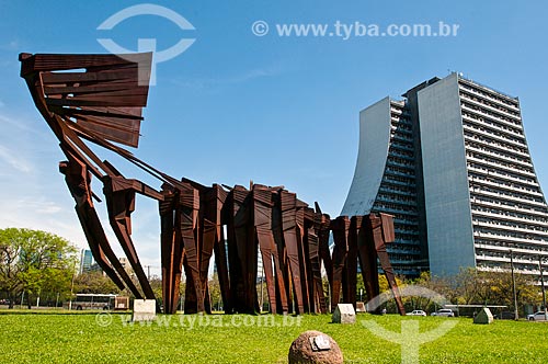  Vista do Monumento aos Açorianos (1974) - com o Centro Administrativo do Estado do Rio Grande do Sul (CAERGS) - também conhecido como Centro Administrativo Fernando Ferrari - ao fundo  - Porto Alegre - Rio Grande do Sul (RS) - Brasil