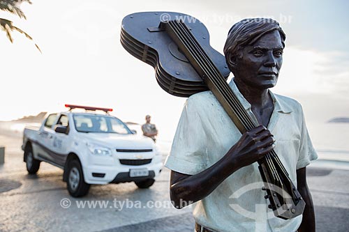  Estátua do maestro Tom Jobim no calçadão da Praia do Arpoador com viatura da Guarda Municipal ao fundo  - Rio de Janeiro - Rio de Janeiro (RJ) - Brasil