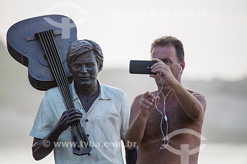  Homem fotografando a estátua do maestro Tom Jobim no calçadão da Praia do Arpoador  - Rio de Janeiro - Rio de Janeiro (RJ) - Brasil