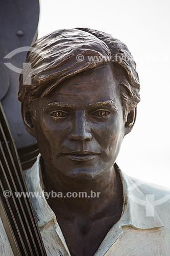  Detalhe da estátua do maestro Tom Jobim no calçadão da Praia do Arpoador  - Rio de Janeiro - Rio de Janeiro (RJ) - Brasil